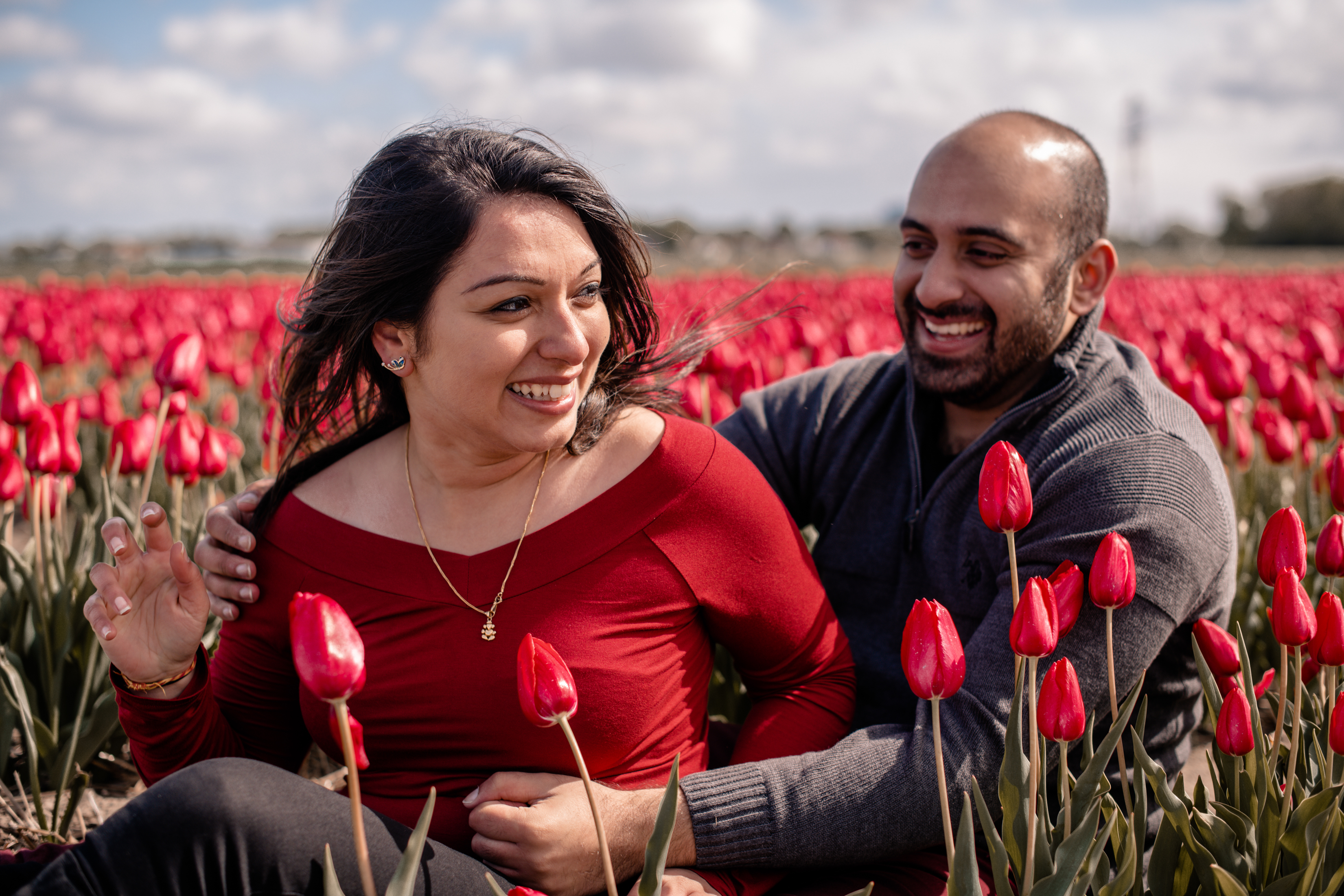 couple shoot in Amsterdam flower field
